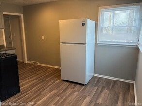 11304 Jackson Ave, Unit 202 in Warren, MI - Building Photo - Building Photo