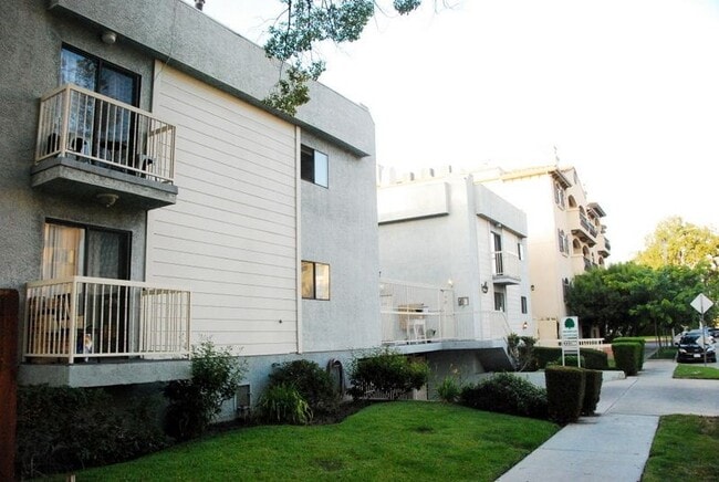 11215 Camarillo Street, in North Hollywood, CA - Building Photo - Building Photo