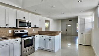 1721 Fletcher St in Hollywood, FL - Building Photo
