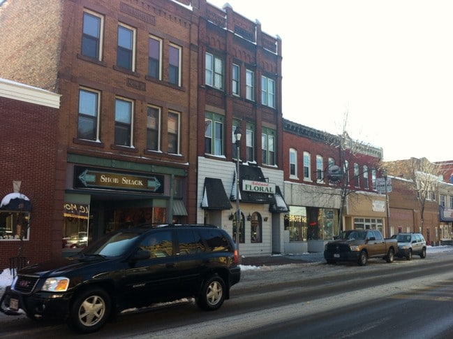 410 Main St W in Ashland, WI - Foto de edificio - Building Photo