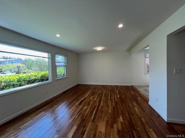 35 Dunes Ln in Port Washington, NY - Building Photo - Building Photo