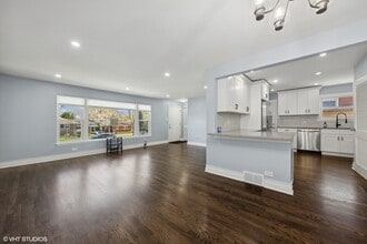 910 Meadowcrest Rd in La Grange Park, IL - Building Photo - Building Photo