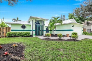 45 Wickliffe Dr in Naples, FL - Building Photo