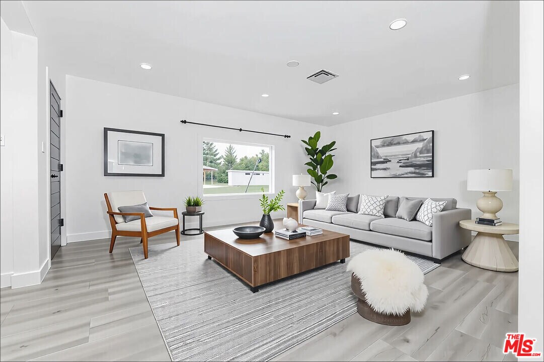 22717 Hatteras St in Los Angeles, CA - Building Photo
