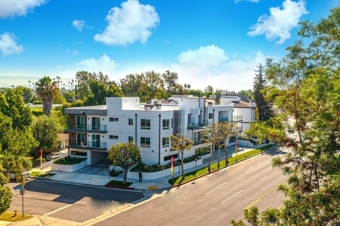 14419 Riverside Dr in Los Angeles, CA - Building Photo