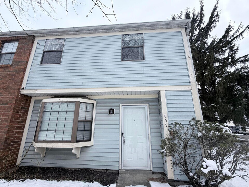955 Cross Country Dr in Columbus, OH - Building Photo