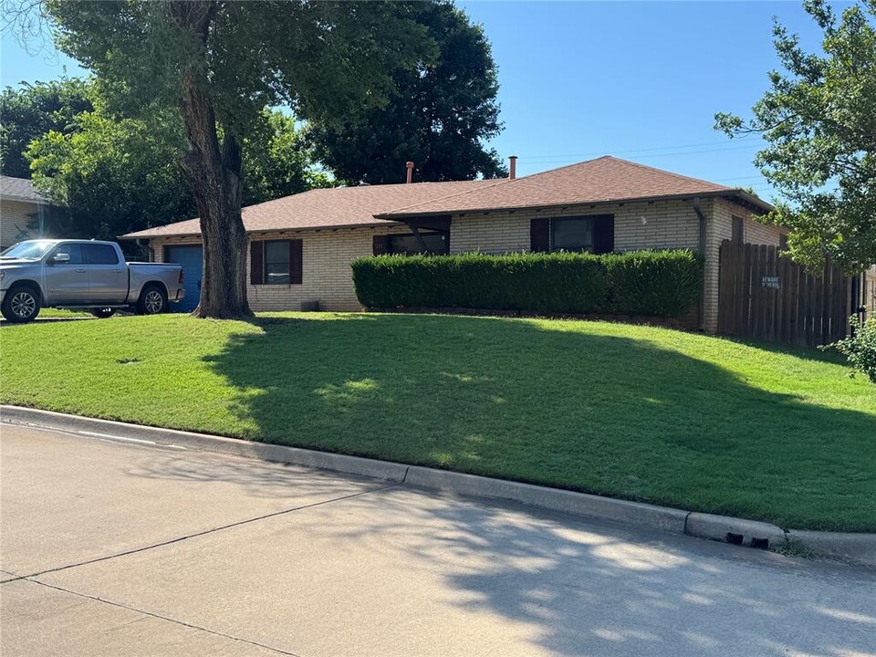 211 Bluebird Dr in Midwest City, OK - Building Photo