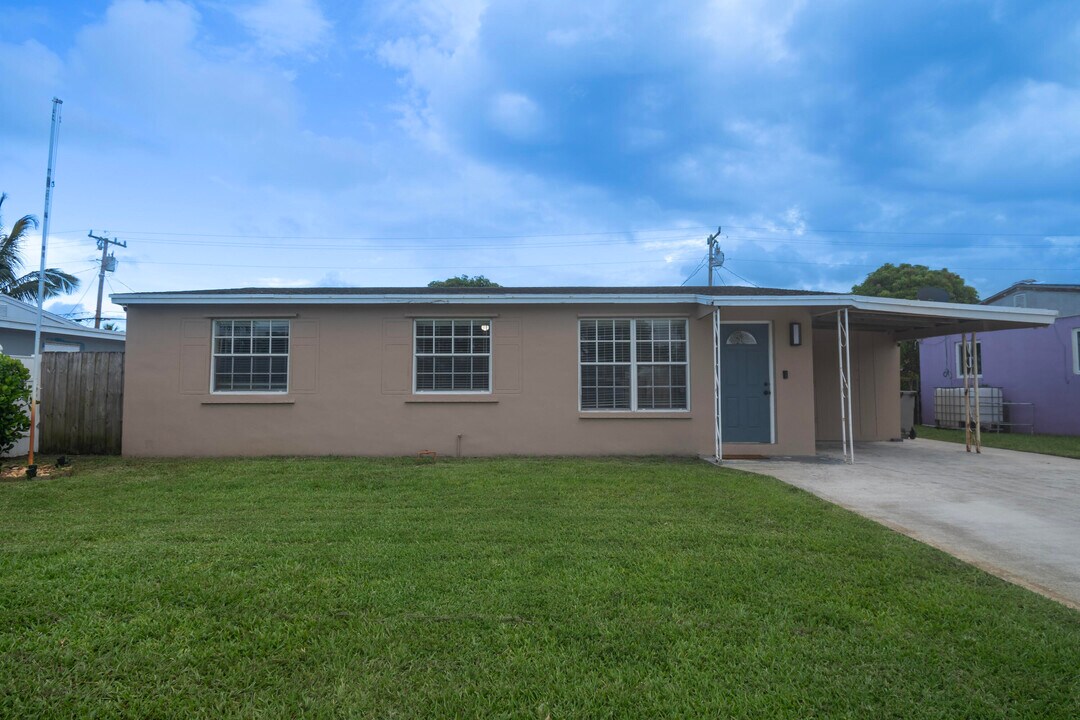 2032 Worthington Rd in West Palm Beach, FL - Building Photo