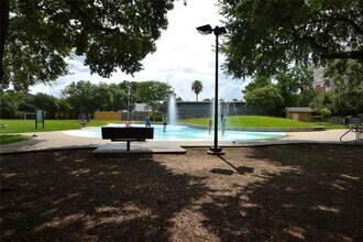 1635 Castle Ct in Houston, TX - Foto de edificio - Building Photo