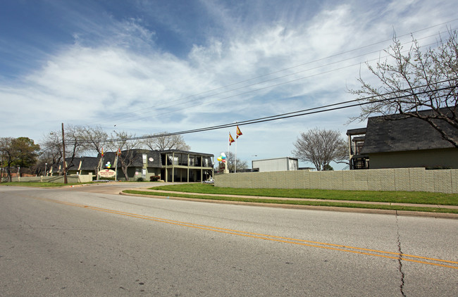 Wingren Village in Irving, TX - Building Photo - Building Photo