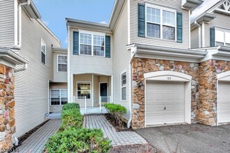105 Wallace Ct in Dunellen, NJ - Building Photo - Building Photo