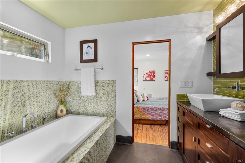 330 Calle de Arboles in Redondo Beach, CA - Building Photo