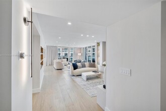 2127 Brickell Ave in Miami, FL - Building Photo - Building Photo
