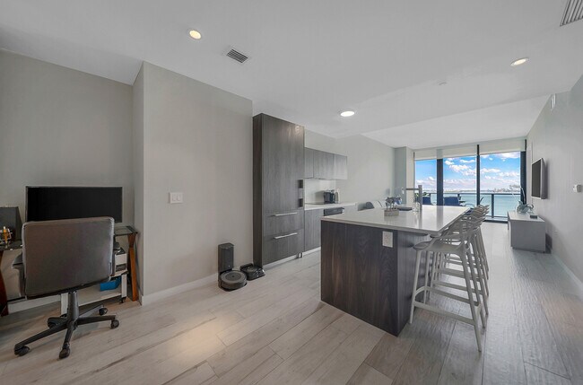 480 NE 31st St, Unit 1402 in Miami, FL - Building Photo - Building Photo
