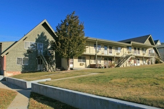 Apartments at Remington Pond in West Warwick, RI - Foto de edificio - Building Photo
