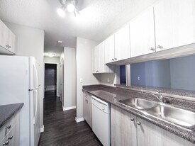 Pineridge Apartments in Edmonton, AB - Building Photo
