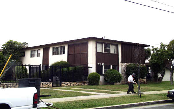 7341 Variel Ave in Canoga Park, CA - Building Photo - Building Photo