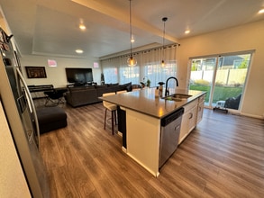 1067 Highlands Dr in Erie, CO - Foto de edificio - Building Photo