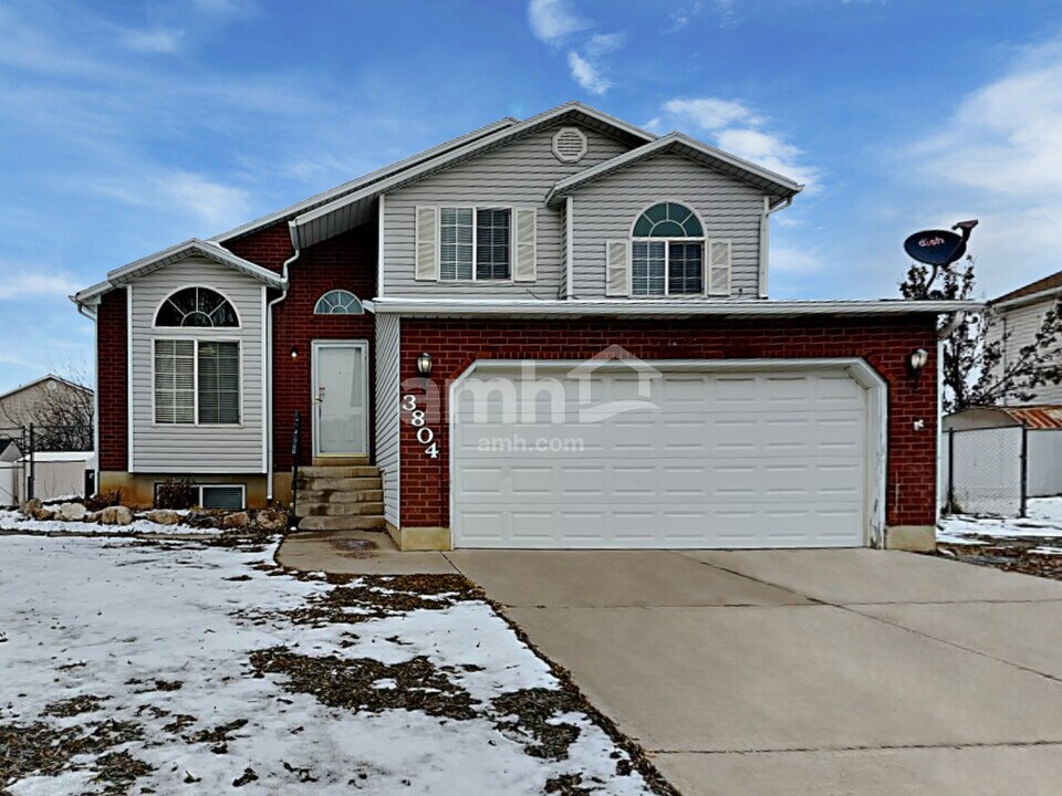3804 W 5625 S in Roy, UT - Building Photo