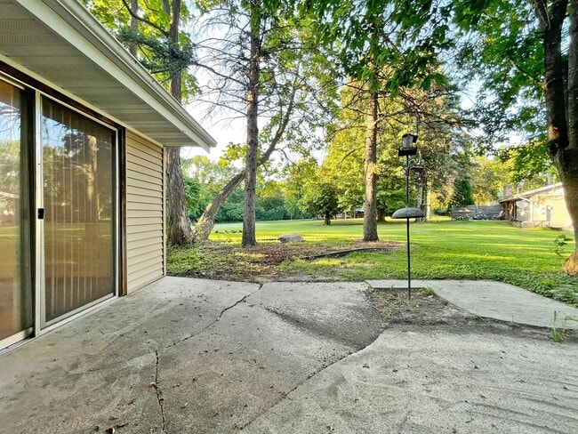 32 Woodpecker Ridge Rd in Tonka Bay, MN - Building Photo - Building Photo