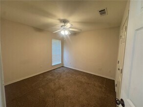 205 Rugen Ln in College Station, TX - Foto de edificio - Building Photo