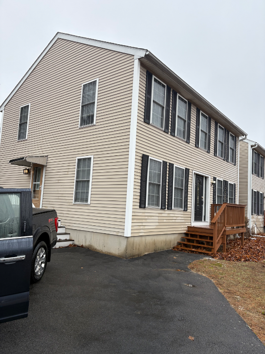 34 Brooks Rd in Seabrook, NH - Building Photo