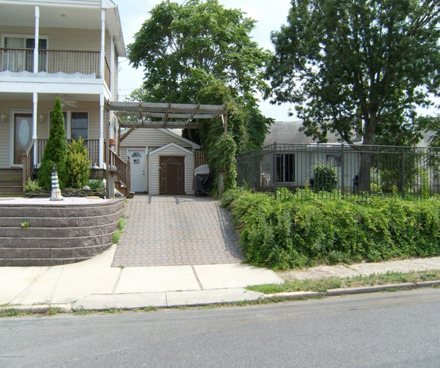 327 New Bedford Rd in Belmar, NJ - Building Photo