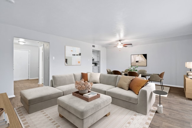 MacArthur Place at 183 in Irving, TX - Foto de edificio - Building Photo