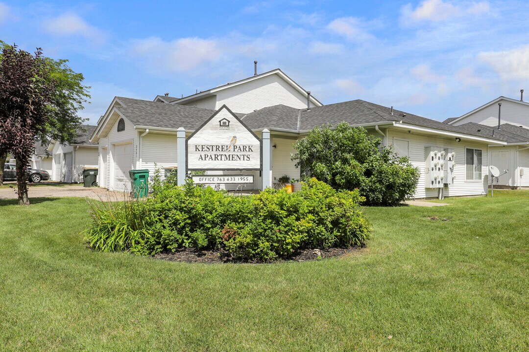 2401 14th St E in Glencoe, MN - Foto de edificio