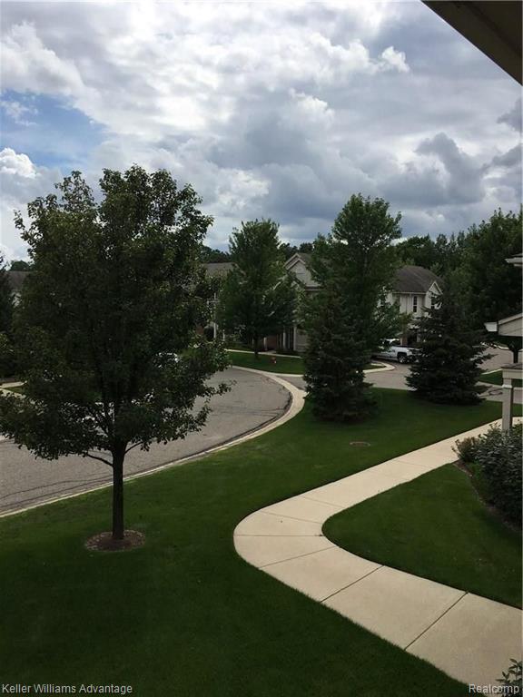 17208 Chesapeake Cir in Commerce Township, MI - Foto de edificio - Building Photo