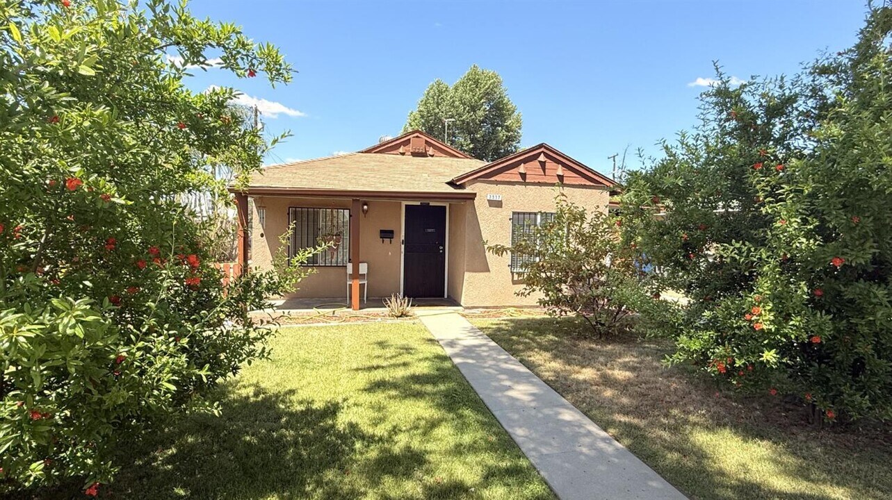 3517 E Lamona Ave in Fresno, CA - Building Photo