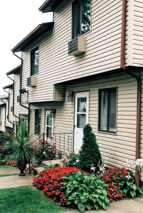 13 Santangelo Terrace in Derby, CT - Building Photo