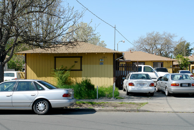 523 Olive St in Santa Rosa, CA - Foto de edificio - Building Photo