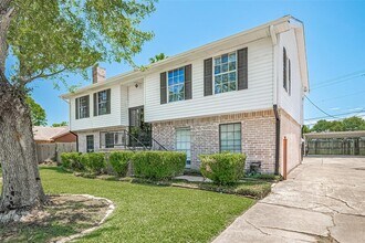 413 E Castle Harbour Dr in Friendswood, TX - Building Photo - Building Photo