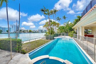 74 Bal Bay Dr in Bal Harbour, FL - Foto de edificio - Building Photo