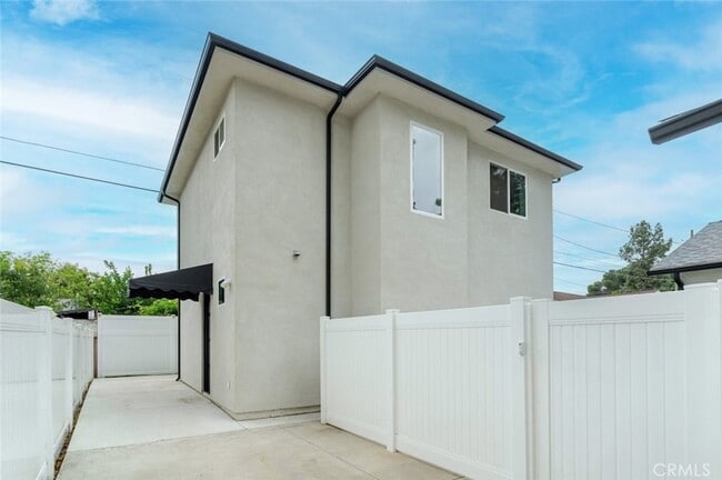 9035 Rathburn Ave in Los Angeles, CA - Foto de edificio - Building Photo