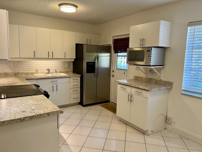 220 NE 18th Ave, Unit 2 in Pompano Beach, FL - Building Photo - Building Photo