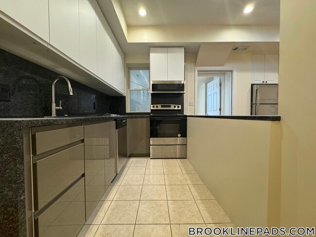 1801 Beacon St, Unit 8 in Brookline, MA - Building Photo - Building Photo