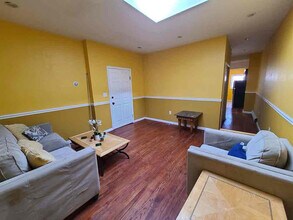 325 Wyona St in Brooklyn, NY - Building Photo - Building Photo