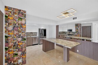 2000 Towerside Terrace in Miami, FL - Building Photo - Building Photo