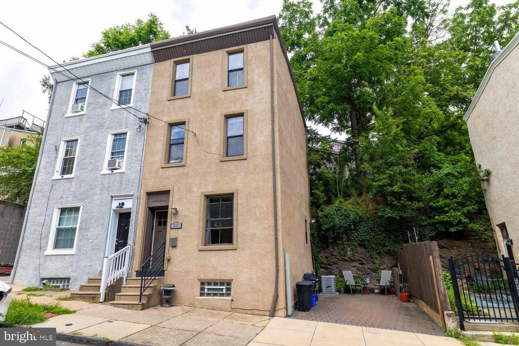 310 Burnside St in Philadelphia, PA - Building Photo