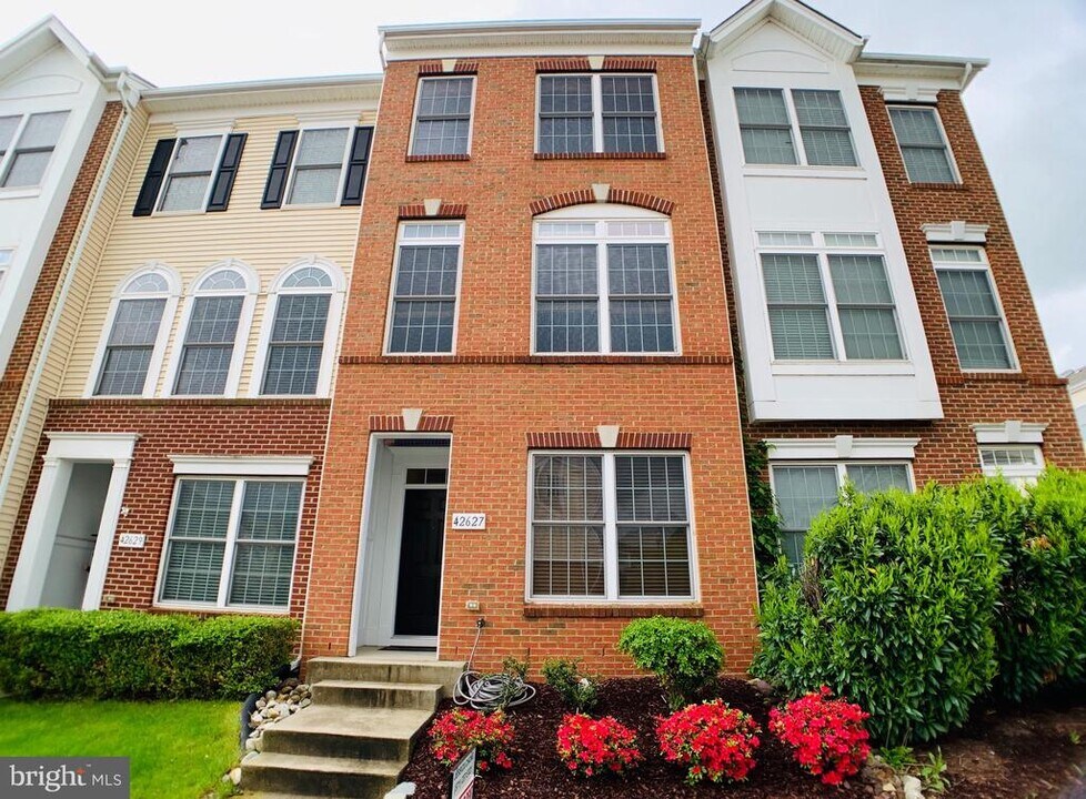42627 Homefront Terrace in South Riding, VA - Building Photo