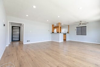 10430 Langdon Ave in Mission Hills, CA - Building Photo - Building Photo