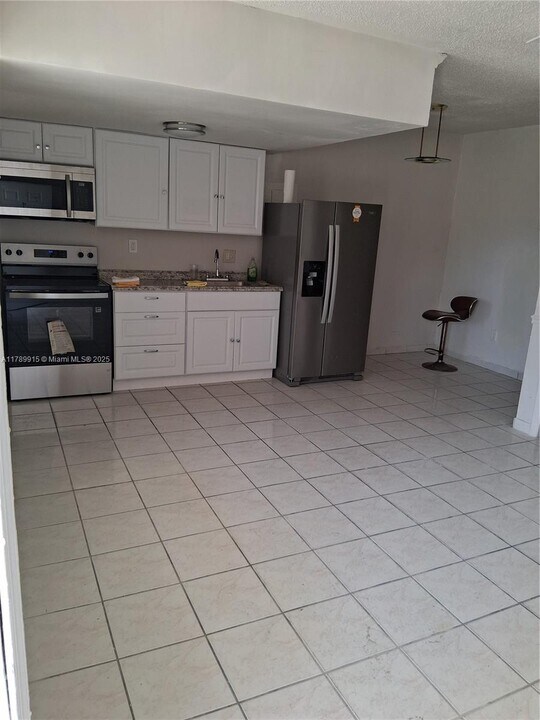 71 NW 76th St in Miami, FL - Building Photo