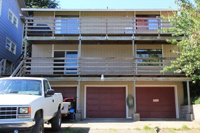 860 S 5th St, Unit 860 in Coos Bay, OR - Building Photo - Building Photo