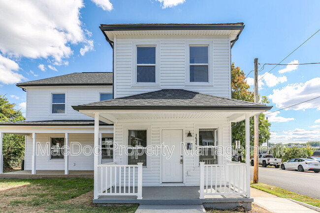 1424 William St