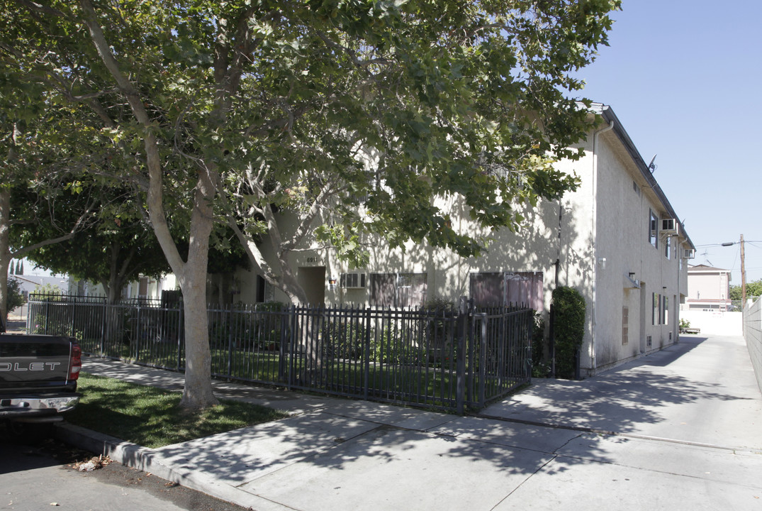 6911 Ben Ave in North Hollywood, CA - Building Photo