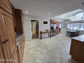 1116 View Crest Dr in Louisville, KY - Foto de edificio - Building Photo