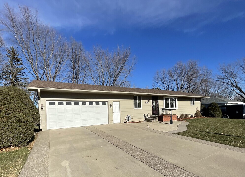 1608 Mitchell Dr in Faribault, MN - Building Photo