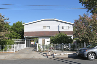 7032 Milwood Ave in Canoga Park, CA - Building Photo - Building Photo